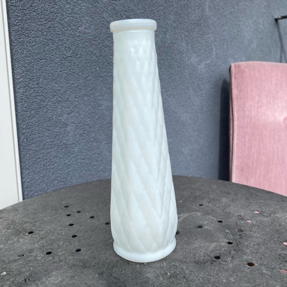Cross cross diamond patterned milk glass - Picture 3 of 8
